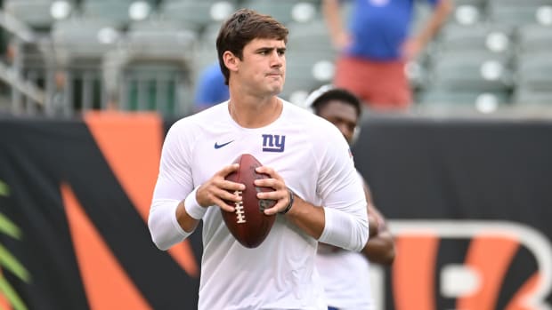 daniel-jones-giants-jersey-sales-spike.jpg